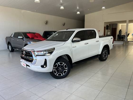 TOYOTA HILUX 2.8 D-4D TURBO DIESEL CD SRX 4X4 AUTOMÁTICO TOYOTA HILUX 2.8 D-4D TURBO DIESEL CD SRX 4X4 AUTOMÁTICO